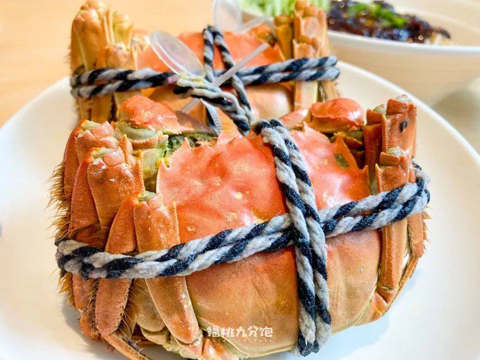 ▲几乎每桌都会点的大闸蟹，盛惠19.9元一只