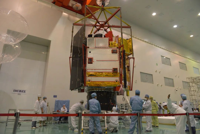 图为科研人员在进行风云四号星箭对接工作。（资料图片）