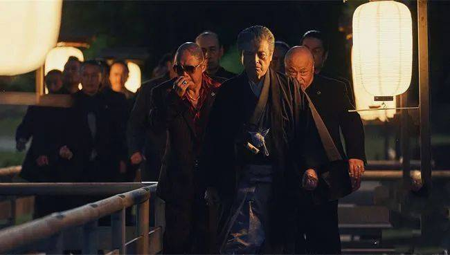 “黑龙会”老大渡边胜（中）和他的“大爷”小弟们，图源：《唐探3》