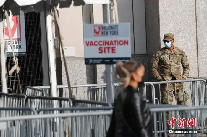当地时间2月5日，国民警卫队士兵驻守纽约洋基球场新冠疫苗接种点。当日，纽约洋基球场作为新冠疫苗大规模接种点启用。中新社记者 廖攀 摄