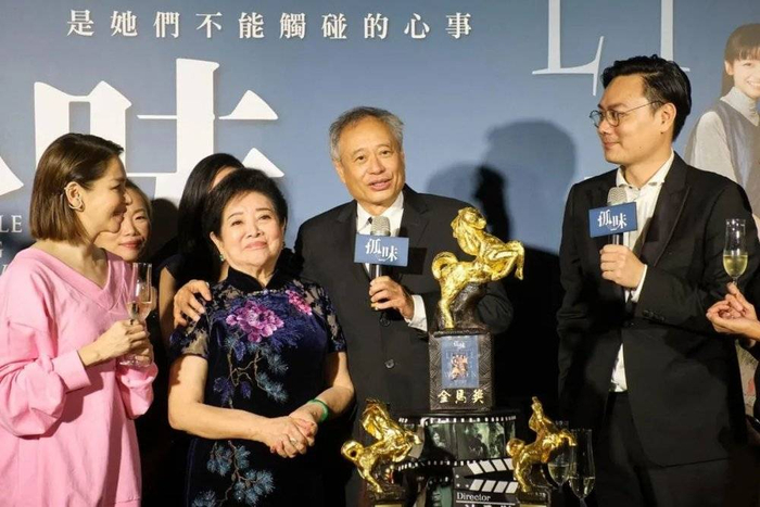 陈淑芳（左二）凭借《孤味》获得金马奖最佳女主角奖