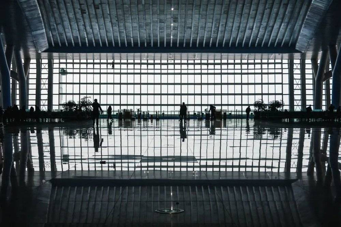 ▲ 复兴号汉十高铁与襄阳东站。摄影/cerkang