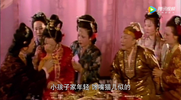 贾母安慰凤姐儿。来源/87版《红楼梦》截图