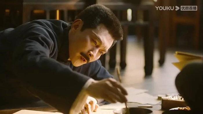 剧照：鲁迅写《狂人日记》