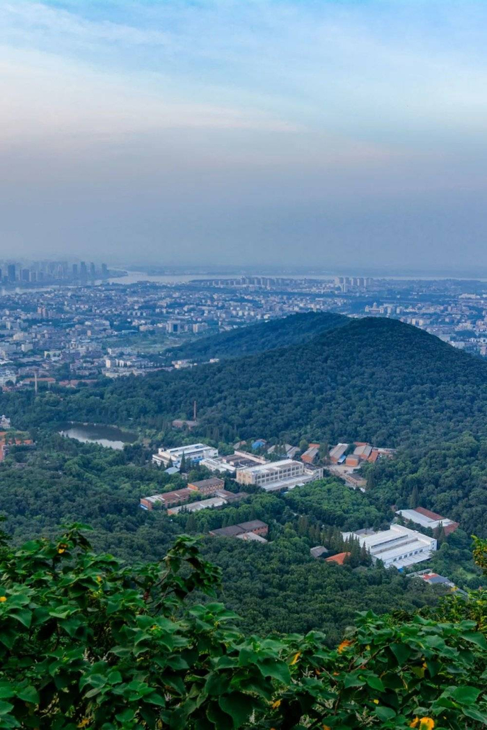 ▲ 从岘山顶上遥望襄阳。摄影/cerkang