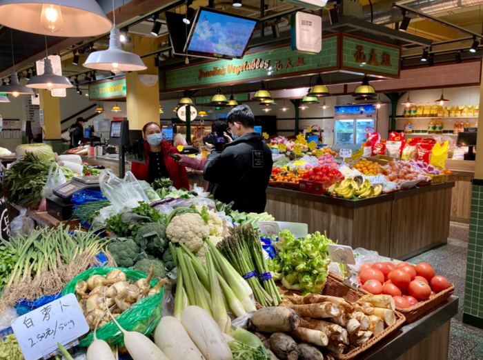 在菜场里偶遇来采访、拍视频的小团队，大家都对新型菜场十分感兴趣