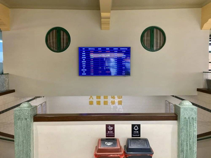 市集二楼的菜价屏幕，和一张脸