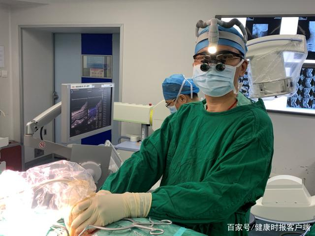 北京积水潭医院脊柱外科副主任医师韩骁正在给患者做手术。受访者供图