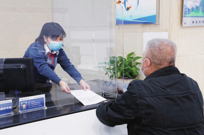 广东电网公司东莞西区供电局厚街供电服务中心营业厅开通老年人服务专窗办理业务。 钟文辉 摄