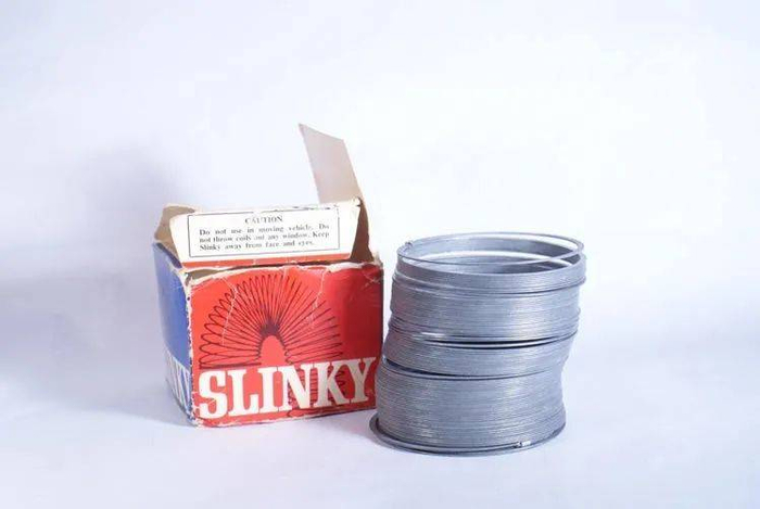 初代Slinky是钢丝材质的
