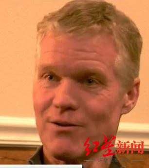  2018年飞行员格林称其驾驶飞机时也曾遭遇不明飞行物 图据《每日邮报》