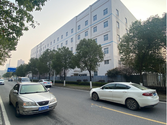 （女孩跳窗事发地远景，白天时段看车流量不小。 &nbsp;&nbsp;&nbsp;本报实习记者 刘雨琪/摄）