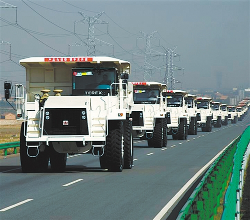  上图 内蒙古北方重工业集团有限公司北方股份生产的TR35、TR50矿车批量发往安徽海螺集团。北重集团生产的矿用车远销60多个国家和地区。朱文军摄