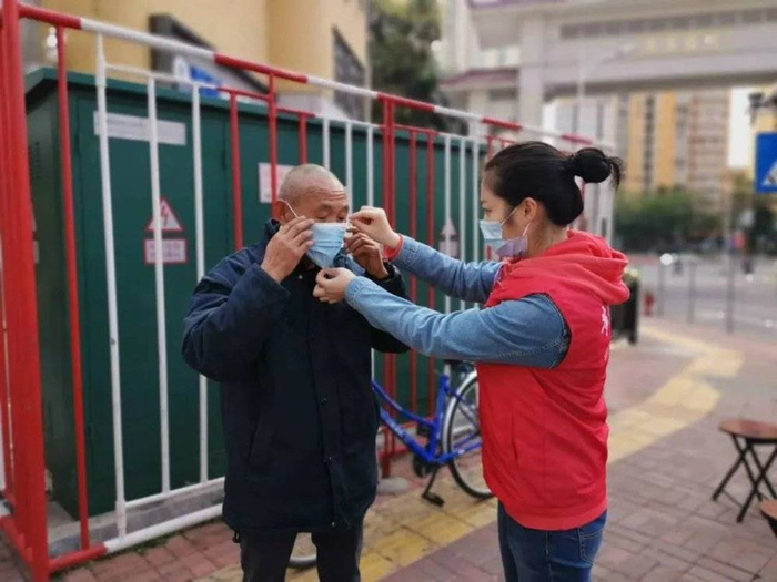 邱蜀钧（右）   受访者供图