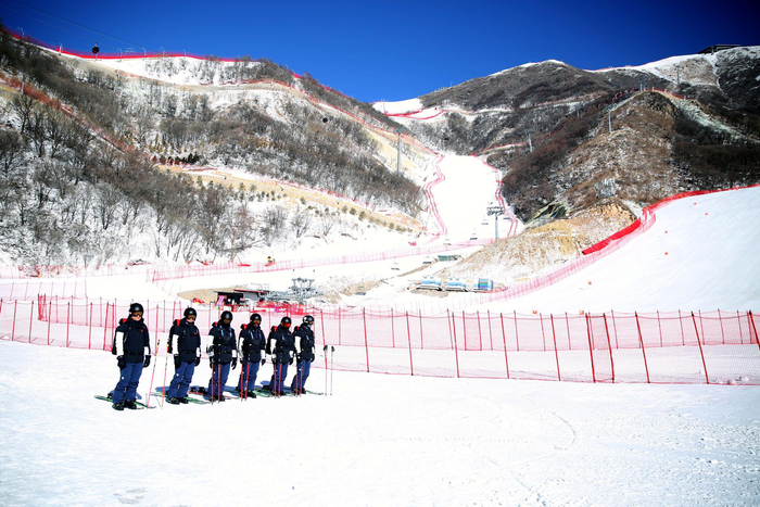 高山滑雪机动运维班在国家高山滑雪中心现场值守。程伟 摄