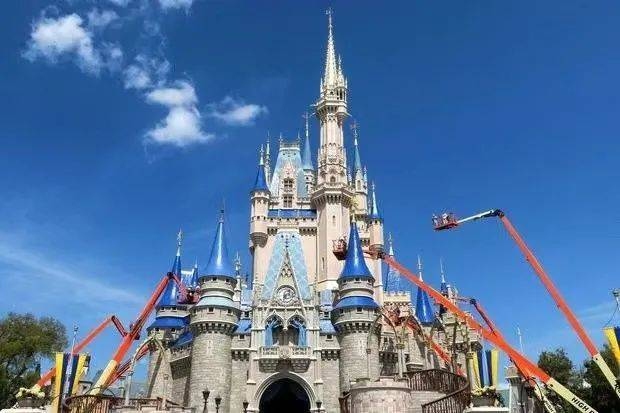 迪士尼旗下乐园因疫情被关闭的当天，工人们还在粉刷城堡