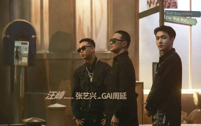 ▲《没有人在乎》MV里，汪峰剪了寸头说唱，全新风格叫人眼前一亮