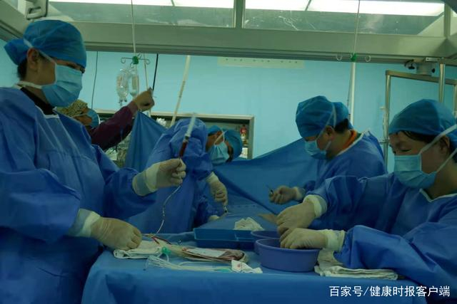 罗建明干细胞移植团队在做采骨髓手术。受访者供图