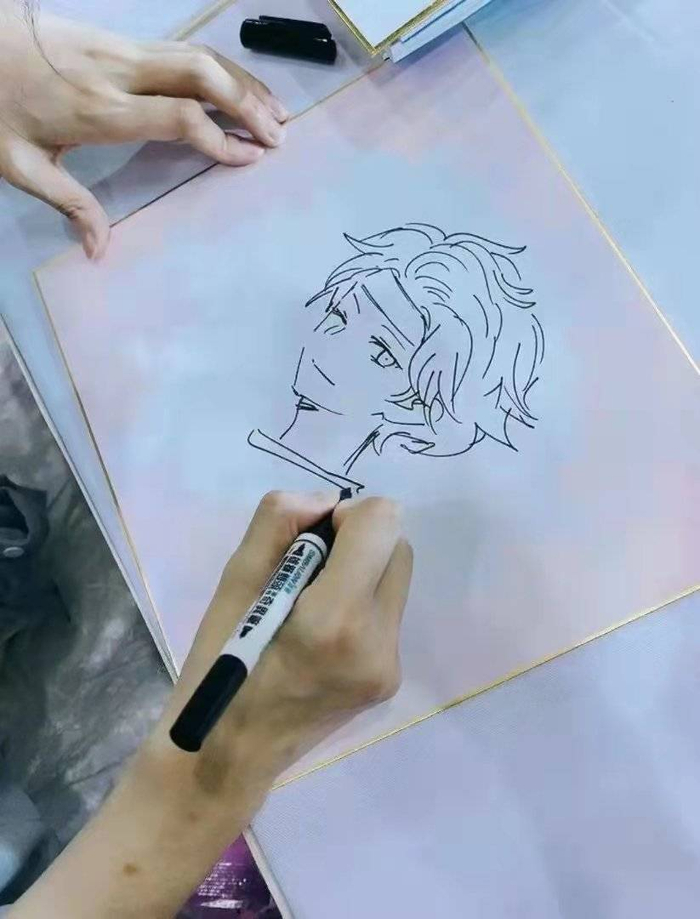 图：国漫作者在签售会现场手绘