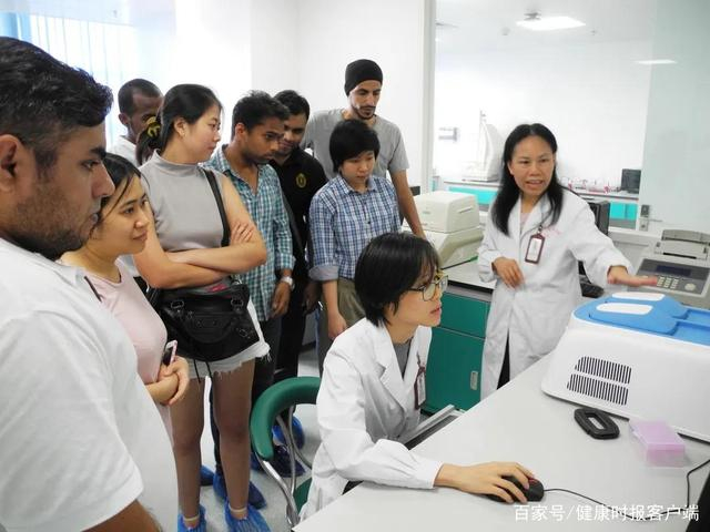 陈萍教授在实验室向留学生介绍广西地贫防治情况。受访者供图