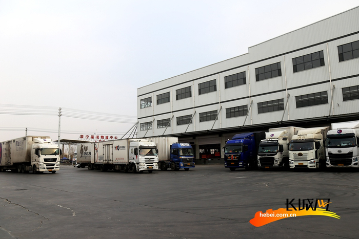 圆通速递肃宁转运中心院内，物流车正等候装车。刘巨雷 摄