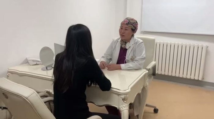 张守玲医生与前来问诊的女孩沟通丨weibo