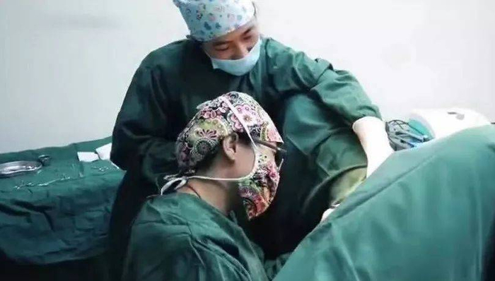 正在手术进行中的张医生丨weibo