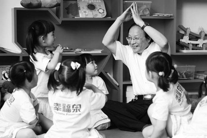  图为程淮在和幸福泉幼儿园小朋友做游戏