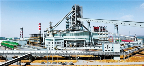  上图 包头钢铁（集团）有限责任公司的7号高炉。近年来，包钢以成本、环保和结构优势带动节能减排进入新阶段。（资料图片）