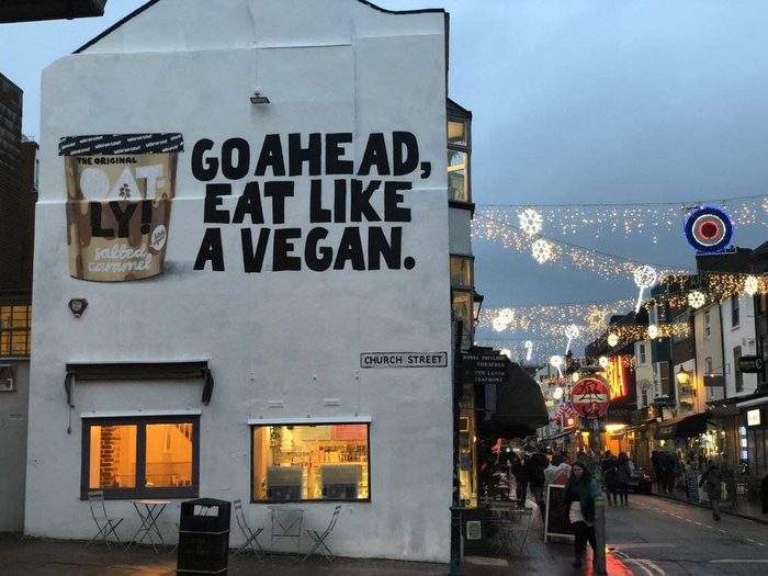 感受一下Oatly的广告方式