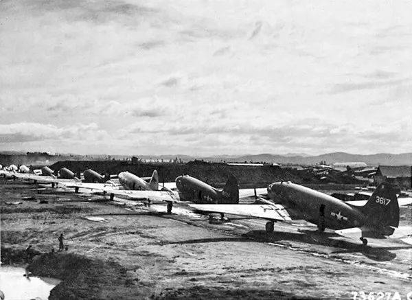 抗日战争期间，停放在云南驿机场的“驼峰航线” 运输机。