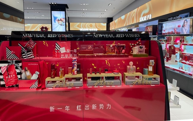 鲜艳热情的红色，占据各大彩妆品牌柜台。王小月/摄