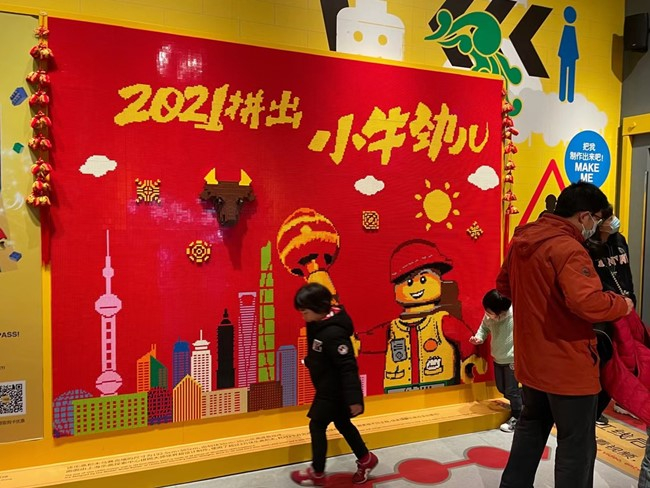 红色是永不过时的中国喜庆色调。王小月/摄