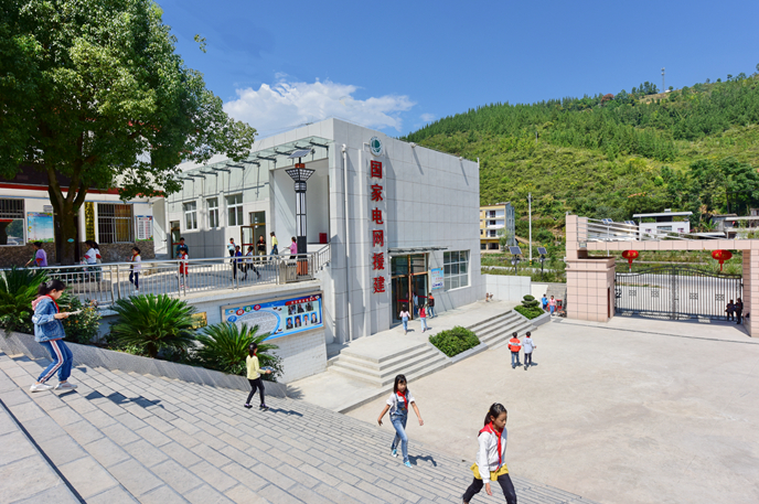 国家电网公司援建的巴东县沿渡河镇罗溪坝小学学生食堂  王祖满摄