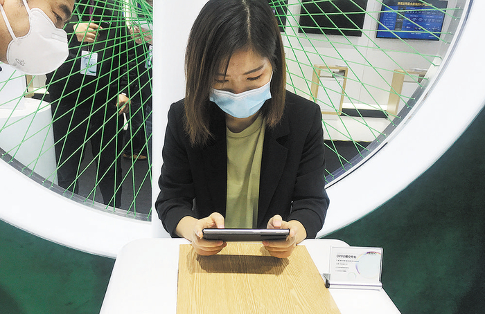 体验隔空无线充电技术，真正实现边玩边充