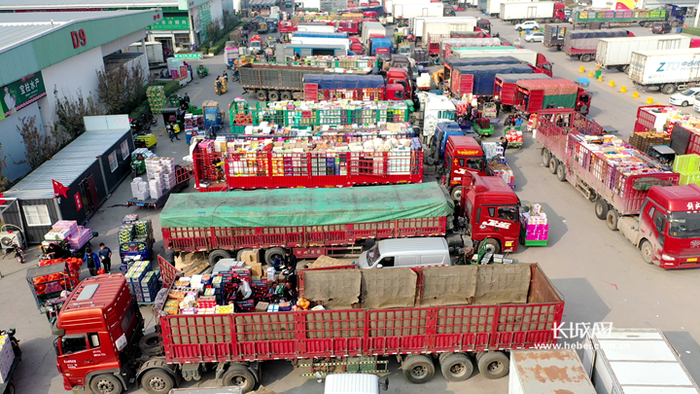                       河北新发地人声鼎沸、车来车往。河北新发地供图