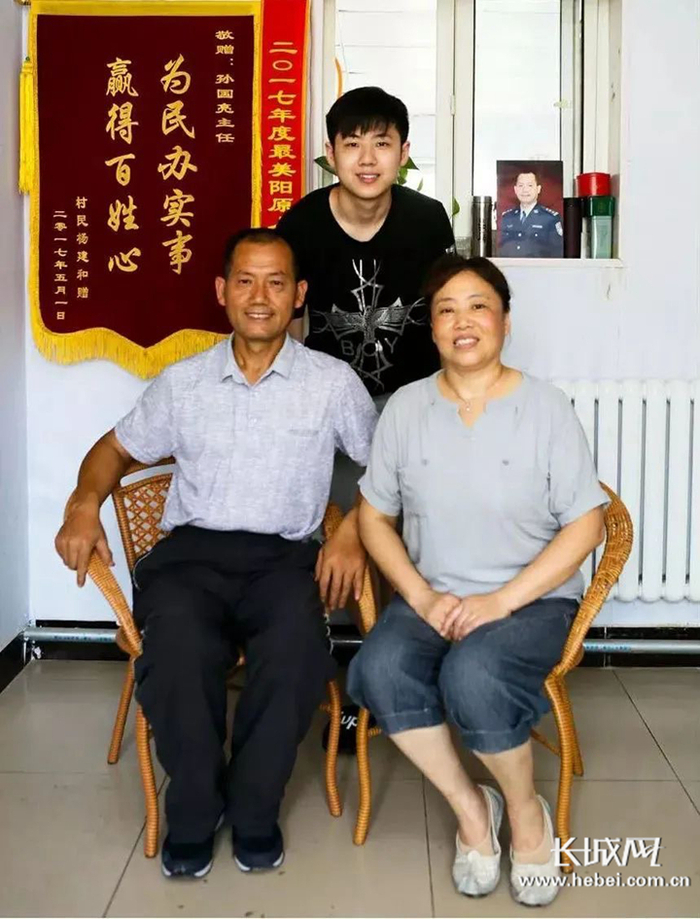 孙国亮一家三口在村里的合影。孙国亮 供图