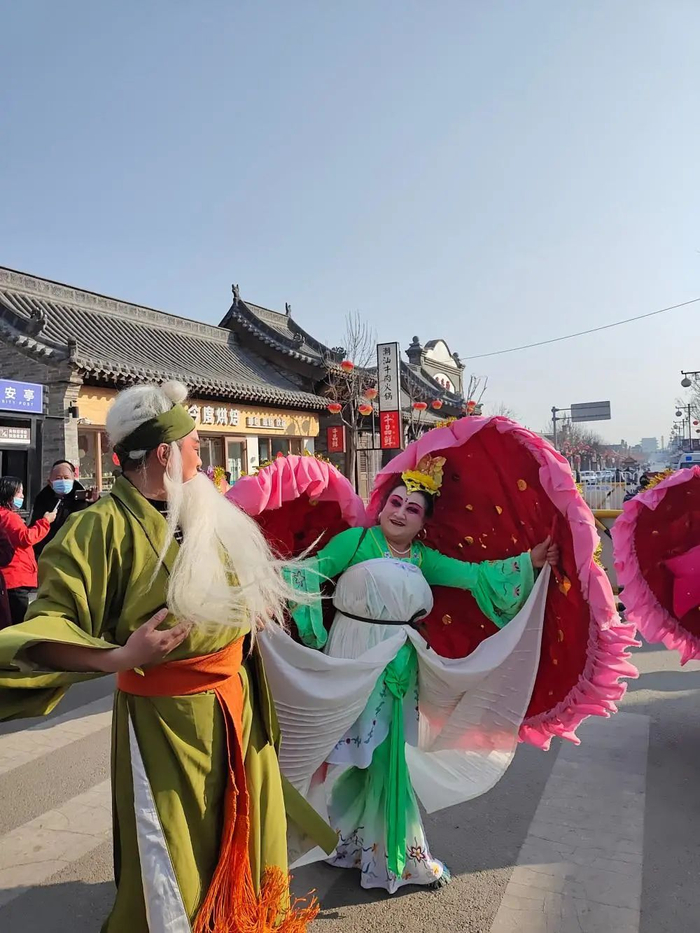 元宵节，渔翁扮演者姚文平（左）和海蚌仙子的扮演者赵敏丽（右）在表演。宫金柱 摄