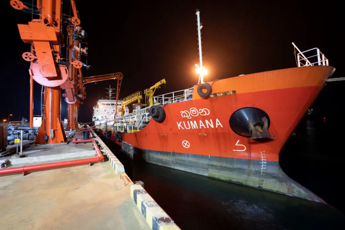 图为2月24日凌晨，加油驳船“库马娜“号正在加注从中石化燃料油公司汉港油库出库的低硫燃料油（刘宏儒 摄）