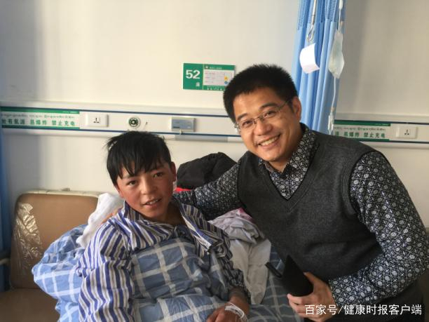 李虎和他的手术小患者合影，受访者供图