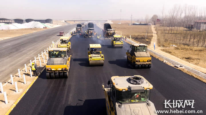 京雄高速SG2标路面摊铺现场。
