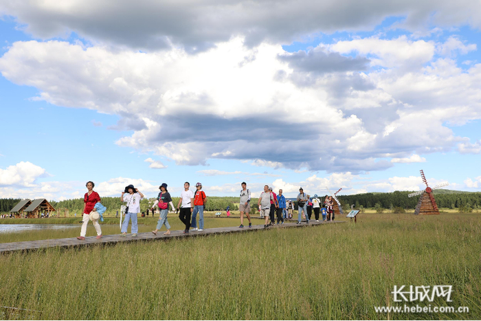 游客游览七星湖湿地公园。 长城网记者 胥文燕 摄