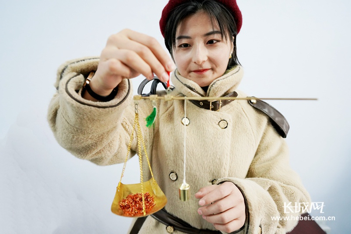 　　徐亚茹精心管护她的中药材成果。长城网记者 郑世繁摄