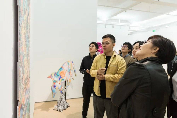 画面中心就是青年艺术家徐振邦