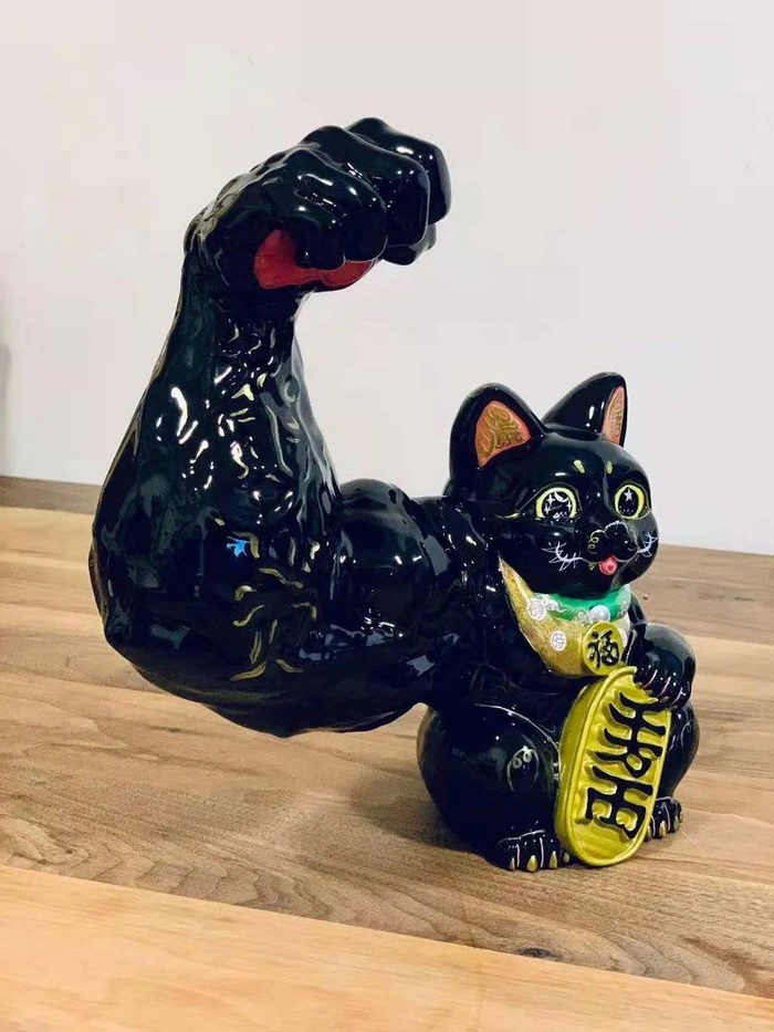 手臂上隆起的青筋，其实可以组成“招财进宝”字样，这也是它区别于盗版的“水印”