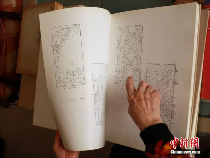 刘一曼介绍说，对甲骨坑的挖掘需要先画图，然后按照顺序一片片进行挖掘。李纯 摄