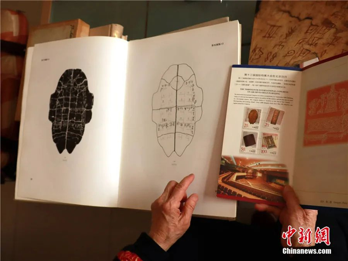 《中国古代档案》特种邮票第一枚“甲骨档案·商代龟甲”与它的甲骨拓本、摹本。李纯 摄