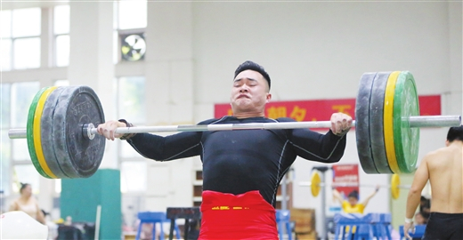 广西男子举重名将吴长升全力冲刺新重量。