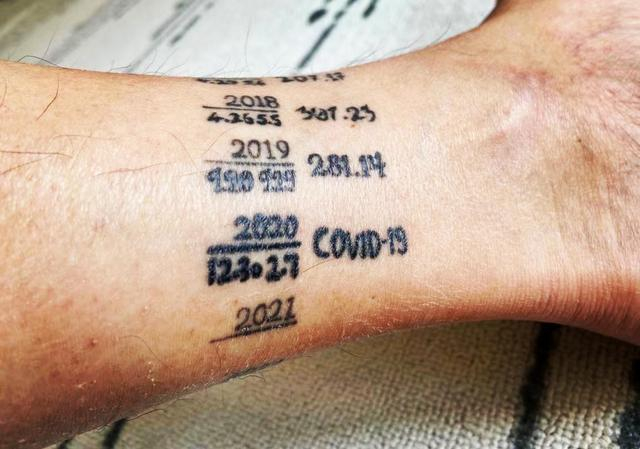 潘龙飞将每次“罕行中国”的徒步活动的时间路程数纹身在脚踝。受访者供图