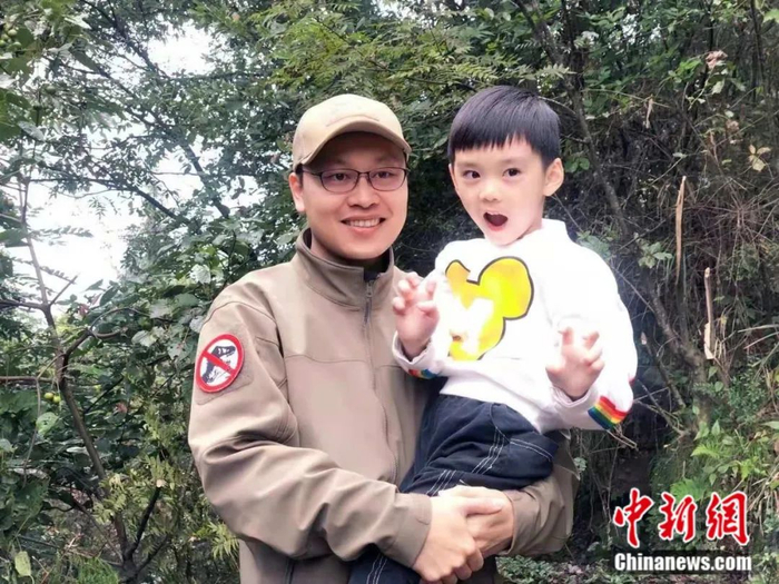 杨哲睿和邢立达合影。邢立达 供图